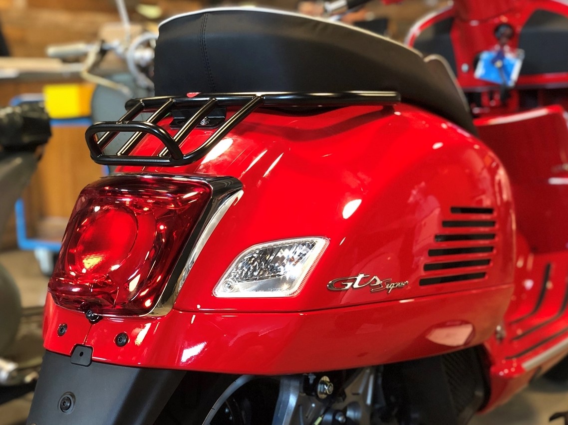 Porte-bagages / barre de maintien passager arrière 70s pour Vespa GTS/GTV/GT 125-300ccm 4T LC, noir brillant