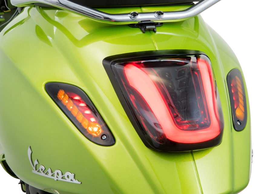 Feu arrière MK II teinté pour Vespa Primavera/Sprint 50-150ccm, bord - noir mat