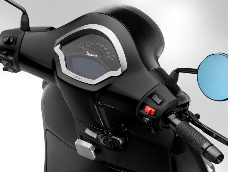 Crochet à bagages RIZOMA pour Vespa GTS/GTS Super/GTV 125-300ccm (`23-), argent/noir